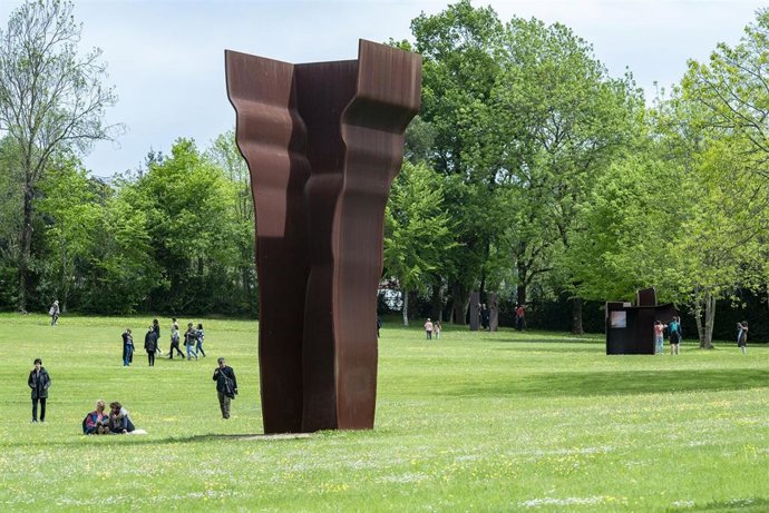 Chillida_Leku:  Grupo de visitantes ante Buscando la luz I (1997), al fondo Consejo al Espacio IV (1987)  Zabalaga Leku. San Sebastián, VEGAP, 2019. Sucesión de Eduardo Chillida y Hauser & Wirth. Foto: Iñigo Santiago.