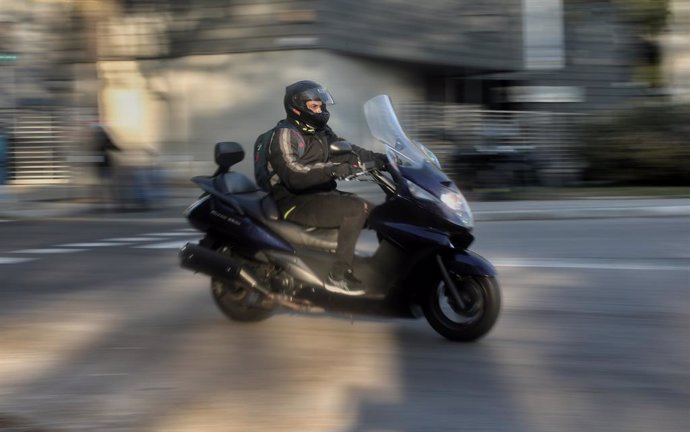 Una persona circula en moto.