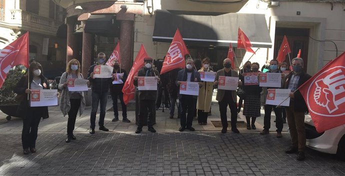 El secretario de UGT en Baleares, Alejandro Texías, y el secretario general de CCOO Baleares, José Luis García, concentrados frente a Delegación del Gobierno.