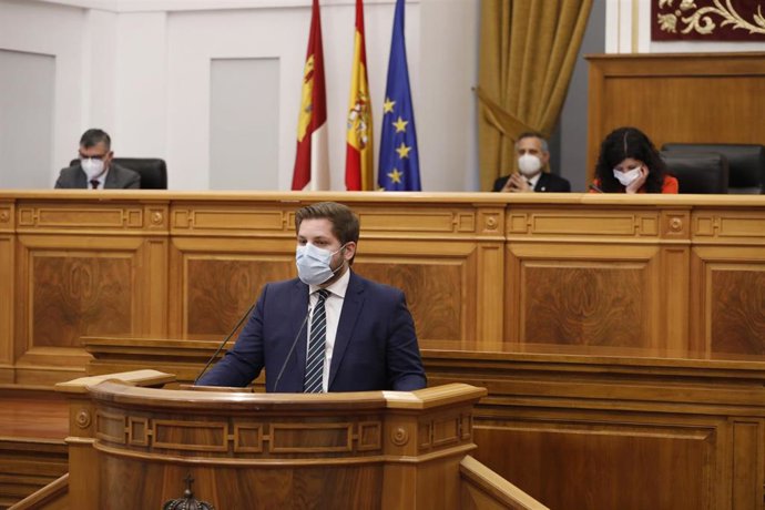 El consejero de Fomento, Nacho Hernando, en el pleno de las Cortes