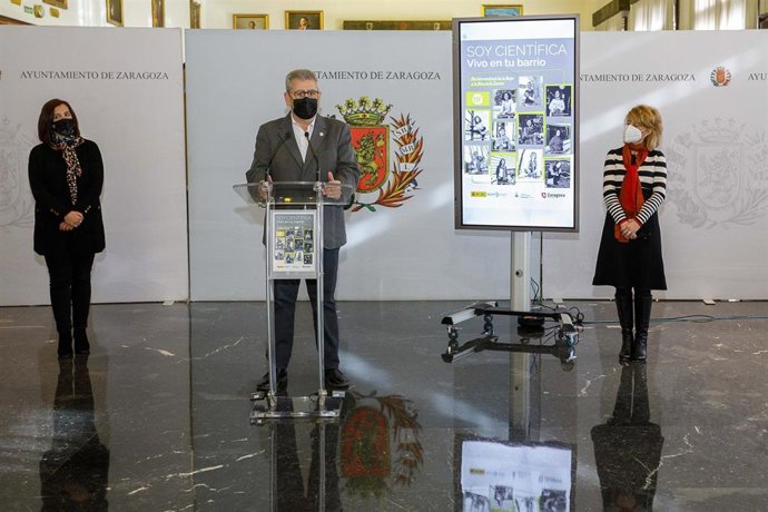 Presentación de la campaña fotográfica "Soy Científica. Vivo en tu barrio" con referentes reales y próximos de científicas de la Universidad de Zaragoza desde los soportes publicitarios --mupis-- de la ciudad