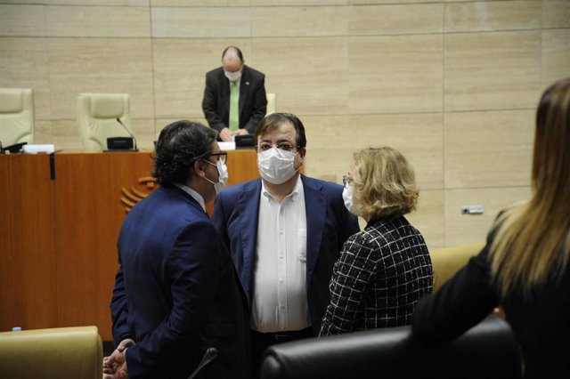 Fernández Vara charla con José María Vergeles y la portavoz de Sanidad del PSOE, Catalina Paredes Menea, antes de comenzar el Pleno.