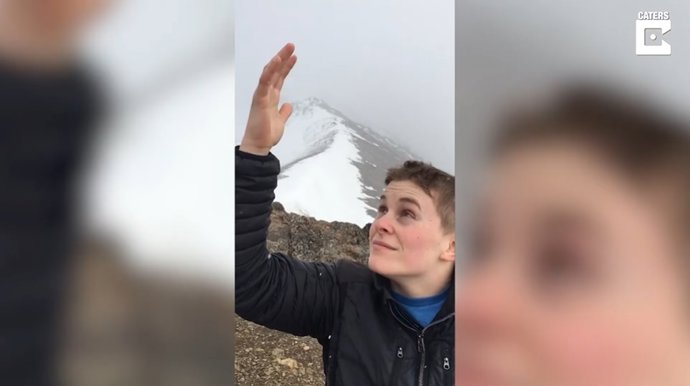 Un excursionista experimenta un extraño y agudo sonido cuando acerca y aleja la mano de su cabeza