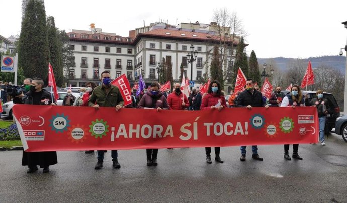 Concentración de UGT y CCOO En Oviedo para pedir la derogación de la reforma laboral, la subida del smi y la derogación de la ley de pensiones 2013.