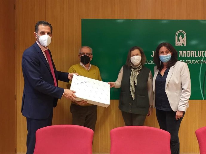 Acto de entrega de material informático para alumnado onubense.