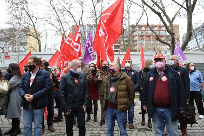 Un grupo de personas participa en la concentración convocada frente al Ministerio de Asuntos Económicos y Transformación Digital.