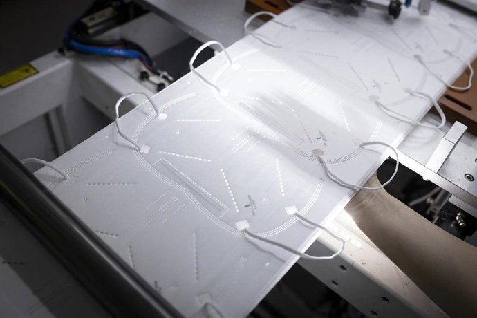 Una tira de mascarillas FPP2 en la fábrica de Airnatech Antiviral, en Castellón de la Plana, Comunidad Valenciana (España), a 10 de febrero de 2021. Usando sus propios ahorros como su capital inicial, unos amigos levantaron su empresa, Airnatech, en Cas