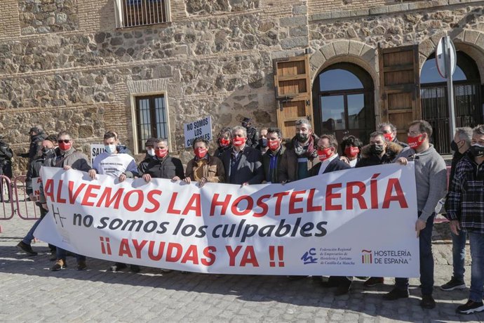 Hosteleros de Castilla-La Mancha, durante una marcha para pedir la apertura del interior de locales, en Toledo. 