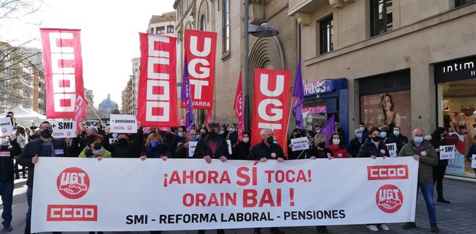 Concentración de UGT y CCOO para reclamar una subida del SMI y la derogación de la reforma laboral y la reforma de las pensiones