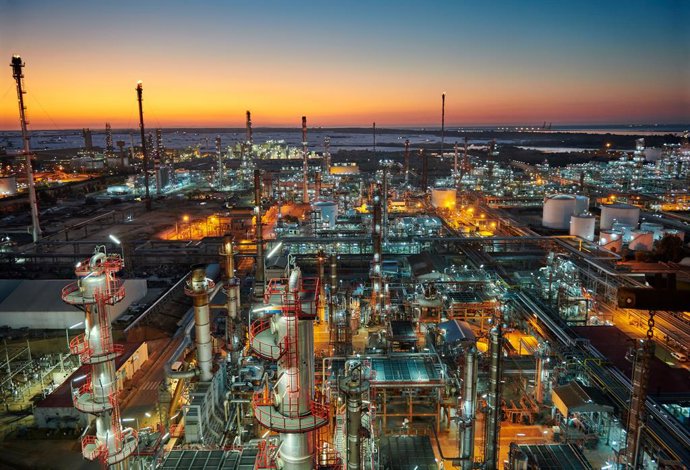 Uno de los centros industriales de CEPSA.