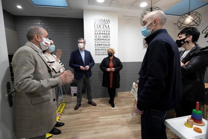 El diputado general de Gipuzkoa, Markel Olano, y la diputada de Políticas Sociales, Maite Peña, visitan el nuevo espacio de convivencia de familias en San Sebastián