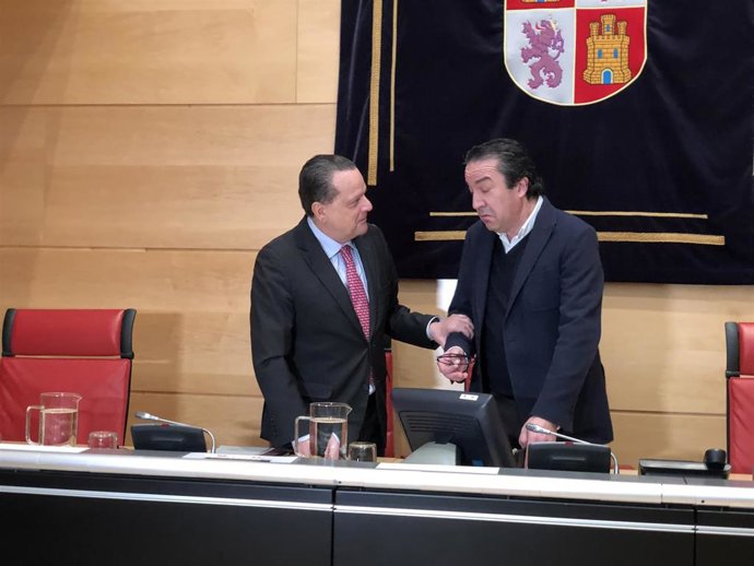 El presidente del Consejo de Cuentas, Mario Amilivia (izquierda), charla con el presidente de la Comisión de Economía y Hacienda de las Cortes, Vidal Galicia Jaramillo (derecha) en una imagen de archivo.