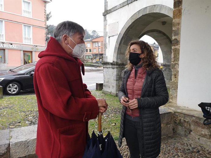 El historiador Francisco Crabiffosse y la diputada de Ciudadanos, Susana Fernández en la Iglesia de Soto de Luiña.