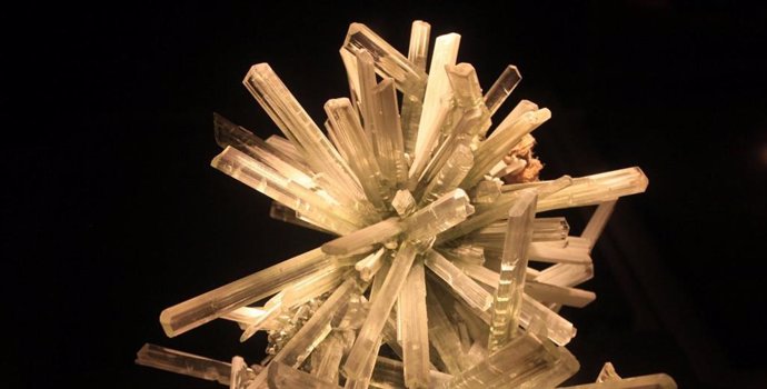 Los cristales monoclínicos sólidos como el yeso están formados por átomos dispuestos en forma de columna inclinada, lo que los científicos llaman un estado de "baja simetría".