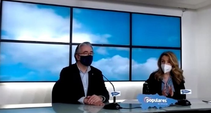 Rueda de prensa de la presidenta del PP asturiano, Teresa Mallada, y el diputado Pablo González.