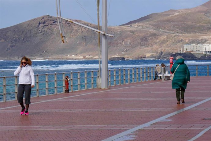 Varias personas caminan por el paseo de Las Canteras