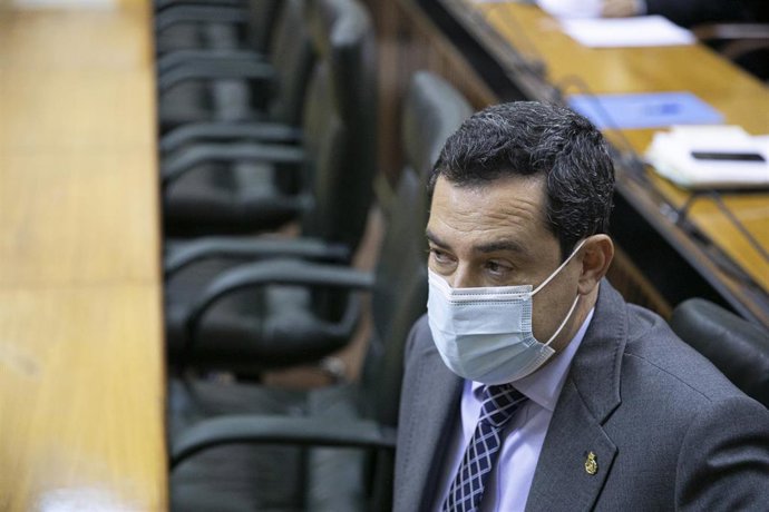 El presidente de la Junta de Andalucía, Juanma Moreno, durante primera jornada del Pleno del Parlamento de Andalucía. En Sevilla (Andalucía, España), a 10 de febrero de 2021.