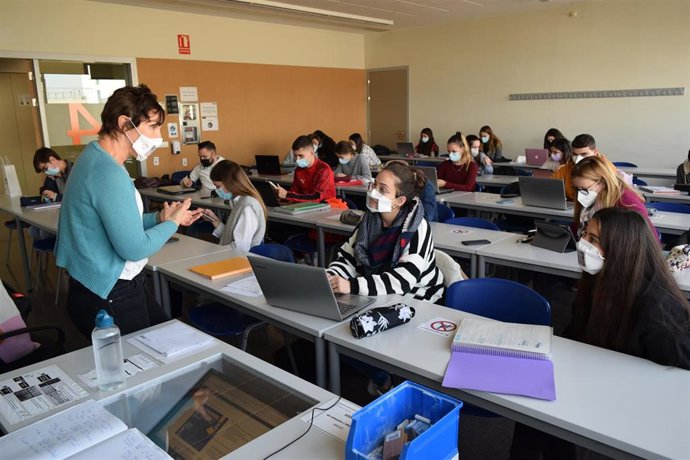 Fundación Universia y la Federación de Asociaciones de Implantados Cocleares de España (Federación AICE) activan la segunda fase de la campaña 'Universidad con Sentido' para repartir un nuevo lote de mascarillas comunicativas entre las universidades