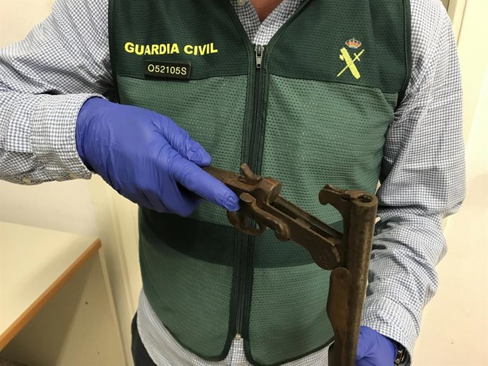 La escopeta utilizada por el arrestado.