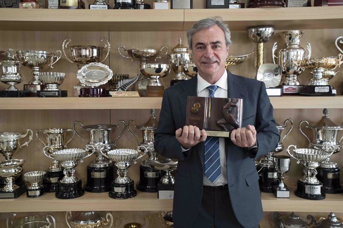 El piloto Carlos Sainz con el premio 'Sport Cultura Barcelona' de 2019 a su trayectoria, recogido en febrero de 2021