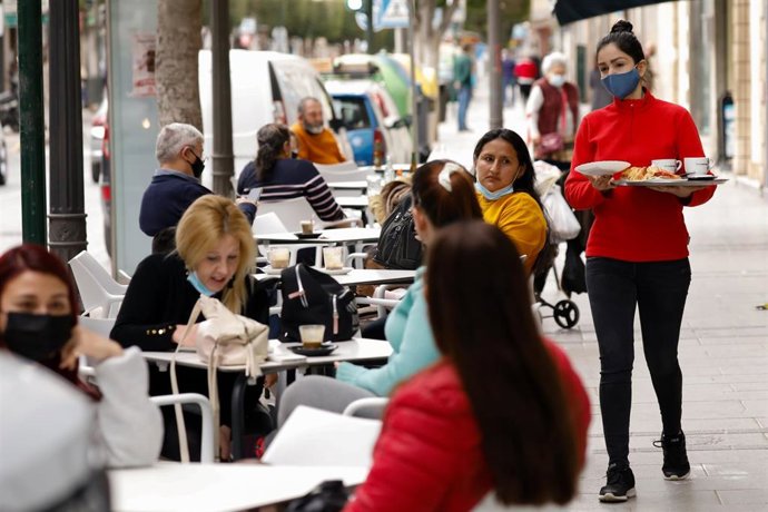 Varias personas en la terraza de un bar, en Alcantarilla, Murcia (España), a 10 de febrero de 2021. Los bares y restaurantes de una veintena de municipios de la Región de Murcia podrán abrir sus terrazas a partir de este miércoles al 75 por ciento del a