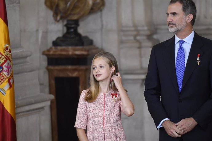 La Princesa de Asturias, Leonor de Borbón, y el Rey Felipe VI  durante el acto de imposición de condecoraciones de la Orden del Mérito Civil en el Palacio Real a 19 junio 2019.