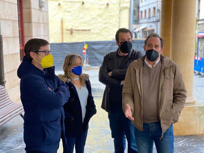 El Vicesecretario de Organización del PP de Asturias, José Manuel Rodríguez Lito y concejales del PP en el Ayuntamiento de Cudillero.