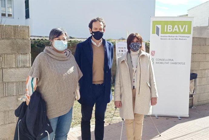 El conseller de Movilidad y Vivienda, Marc Pons, presenta una promoción de viviendas en Es Migjorn