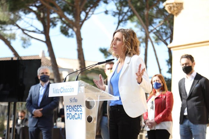 La candidata del PDeCAT a las elecciones catalanas, ngels Chacón, ha firmado en Vila-seca (Tarragona) un manifiesto en el que se compromete a impulsar ayudas directas de 2.500 euros al mes para los negocios turísticos que sigan cerrados por la Covid-19.