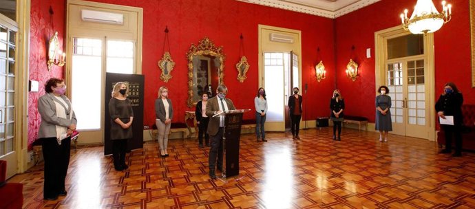 El presidente del Parlament balear, Vicen Thomas, y diputadas de los grupos parlamentarios durante la lectura del manifiesto con motivo del Día Internacional de la Mujer y la Niña en la Ciencia.