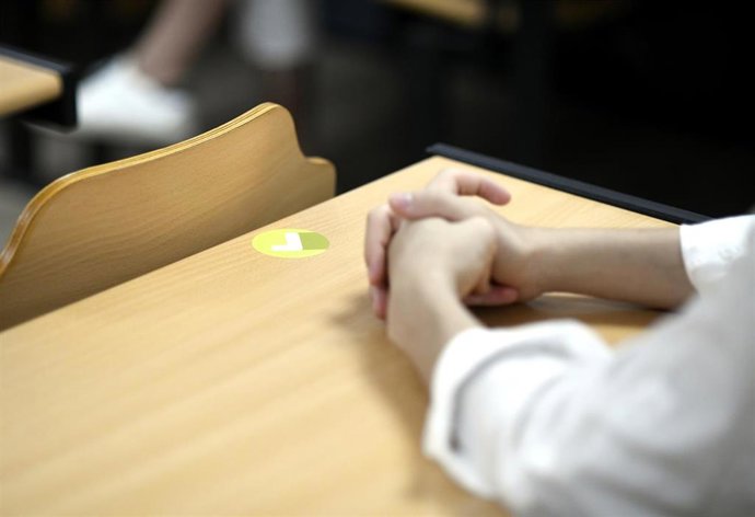 Un alumno sentado en una clase. 