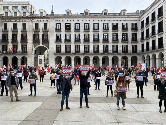 Concentración de CCOO y UGT en la Plaza Porticada de Santander
