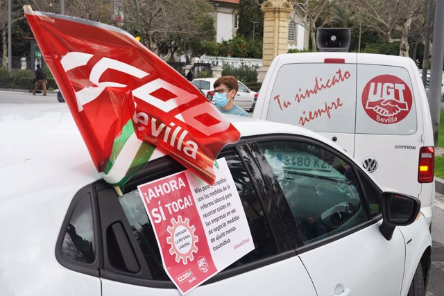 Caravana de coches organizada por CCOO y UGT bajo el lema 'Ahora sí toca' para exigir al Gobierno la subida del SMI y la derogación de las reformas laborales y de la reforma de pensiones de 2013. En Sevilla, a 11 de febrero 2021.