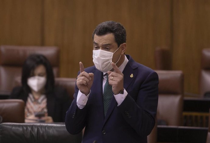 El presidente de la Junta de Andalucía, Juanma Moreno (d), durante su intervención en la sesión de control al Gobierno en el Pleno del Parlamento de Andalucía con preguntas de los grupos políticos al presidente de la Junta de Andalucía. En Sevilla (Anda