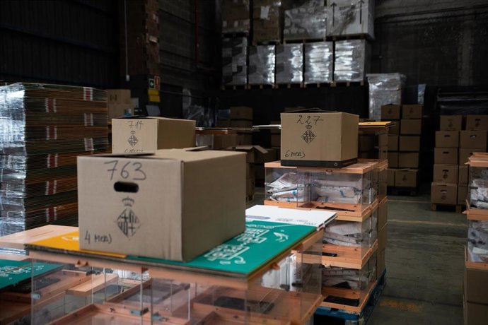 Urnas y equipos de protección individual que se repartirán en los colegios electorales de Barcelona para los comicios del 14 de febrero.