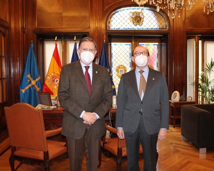 El Alcalde De Oviedo, Alfredo Canteli, Recibe Al Presidente Del Colegio Oficial De Médicos De Asturias, Alejandro Braña