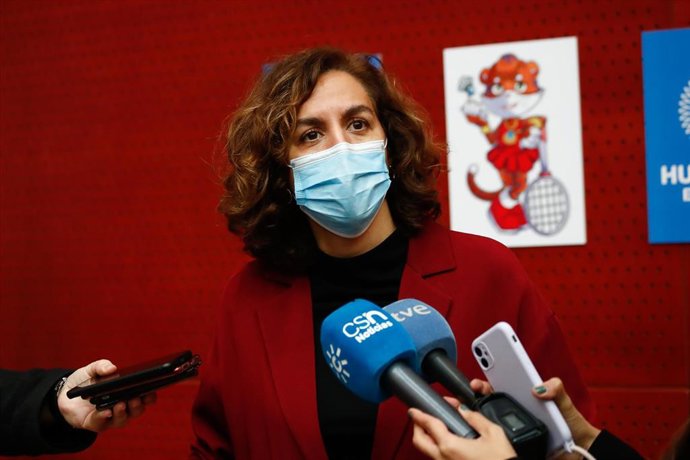 La presidenta del CSD, Irene Lozano, atendiendo a los medios