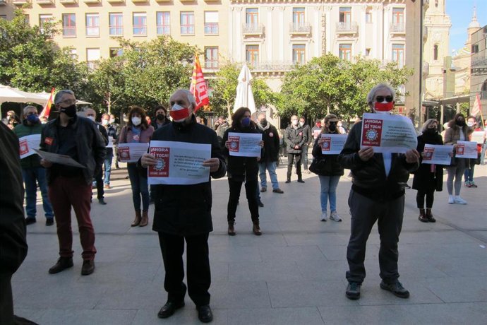 Concentración de los delegados sindicales de CCOO y UGT bajo el lema 'Ahora sí toca'.