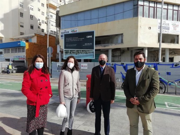 La delegada de Turismo frente a las obras de Tiempo Libre