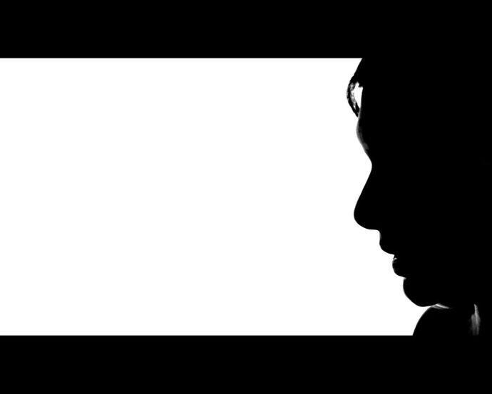 Perfil de una mujer en sombra