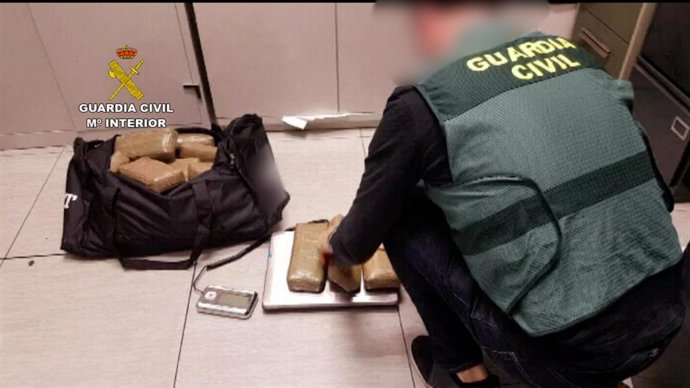 Interceptan un vehículo que transportaba 71 kilos de hachís en Cambrils (Barcelona)