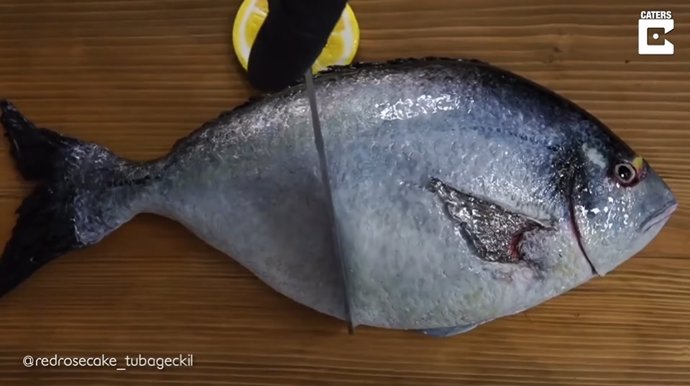 El corte de este pescado aparentemente fresco esconde una dulce sorpresa