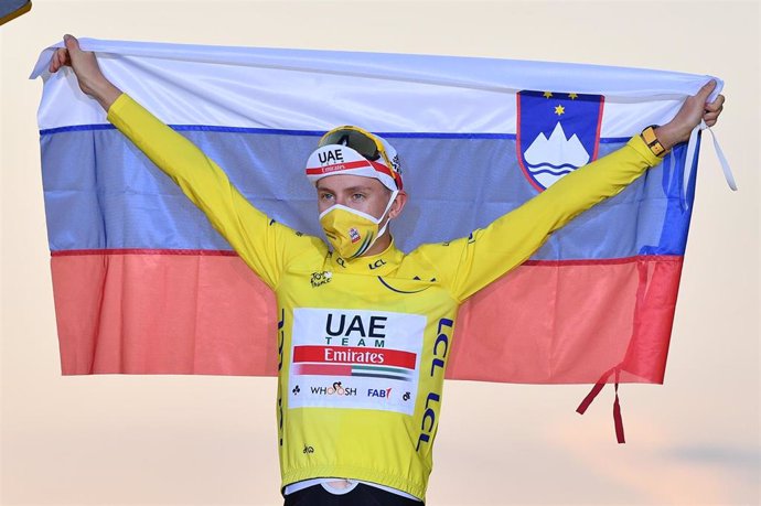 El ciclista esloveno Tadej Pogacar en lo más alto del podio del Tour de Francia 2020