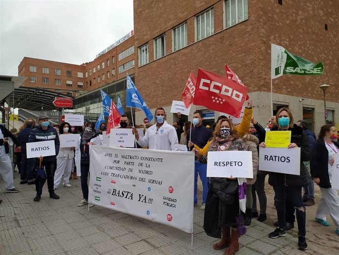 Concentración de sanitarios frente al Hospital Clínico San Carlos.