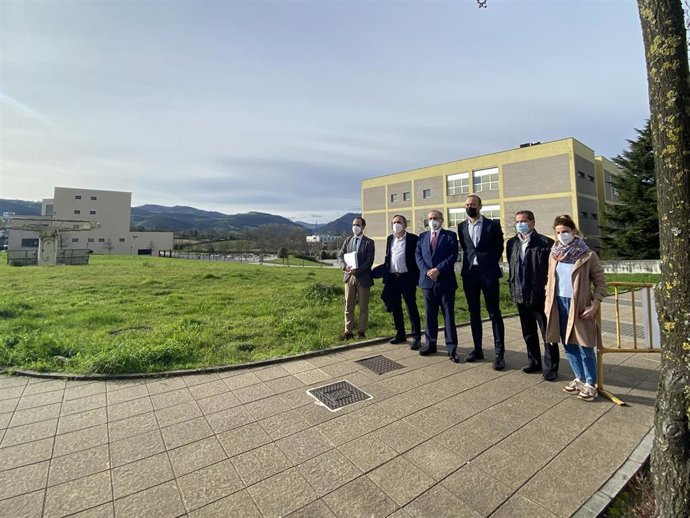 Representantes del Ayuntamiento de Torrelavega y la UC visitan la parcela en la que se construirá la residencia de estudiantes