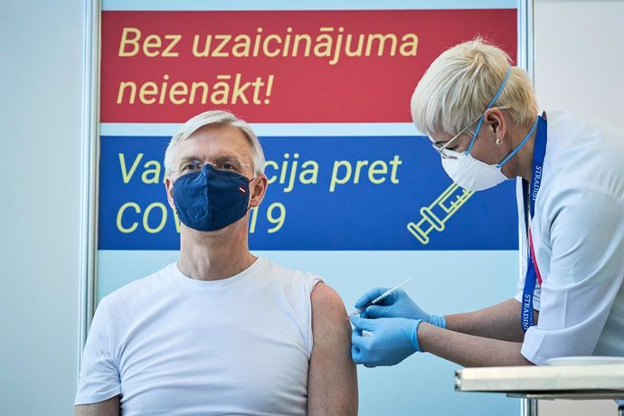 Krisjanis Karins, primer ministro de Letonia, se vacuna contra el coronavirus