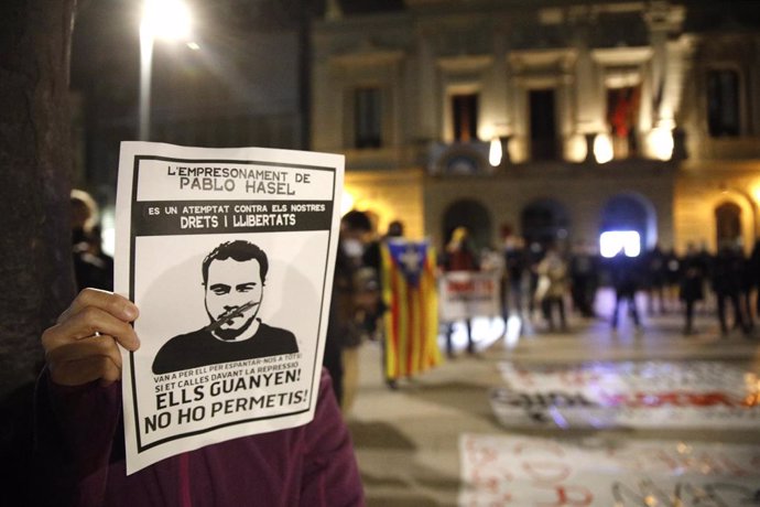 Concentració per demanar la manifestació del raper condemnat a presó Pablo Hasél a Barcelona