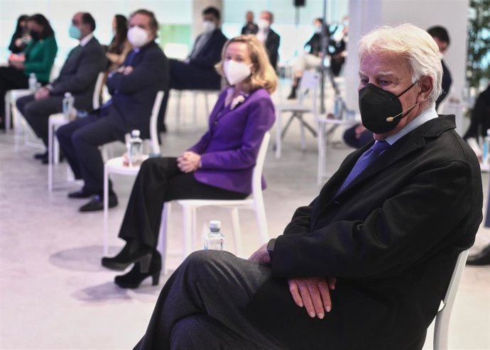 El expresidente del Gobierno, Felipe González (1d), junto a la vicepresidenta tercera del Gobierno, Nadia Calviño (2d), durante el Euroforo Vocento 'Europa, Europa. Ser o no ser', en la sede de Vocento.