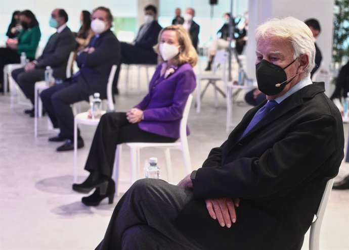 El expresidente del Gobierno, Felipe González (1d), junto a la vicepresidenta tercera del Gobierno, Nadia Calviño (2d), durante el Euroforo Vocento 'Europa, Europa. Ser o no ser', en la sede de Vocento, en Madrid (España), a 11 de febrero de 2021. El gr