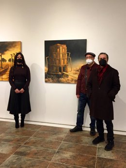 La diputada de Cultura, Bella Canales, junto al propio artista, inaugura la exposición 'Días de crisálida', del pintor onubense Faustino Rodríguez. 